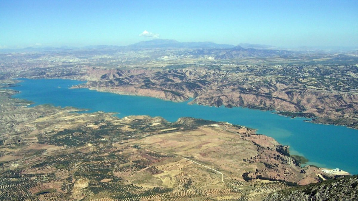 El embalse  del Negratín, en el Guadiana Menor, en la provincia de Granada, es el principal aporte hídrico mediante trasvase de las tierras del Alman