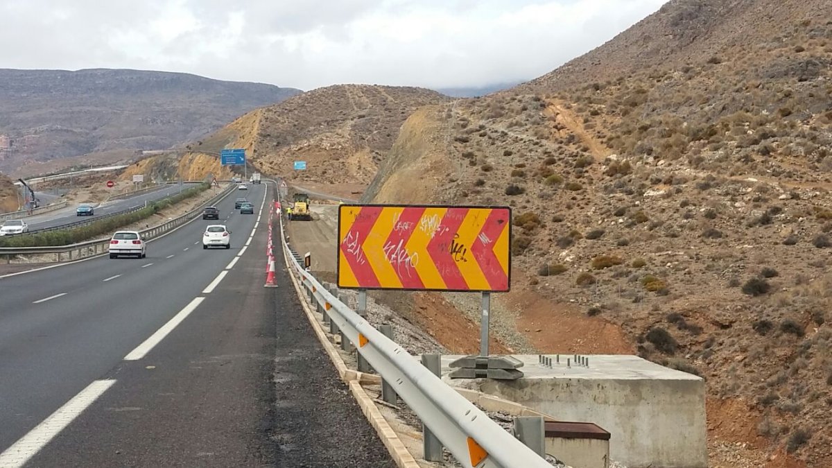 Obras en el lateral de la A-7, a la altura de Aguadulce.