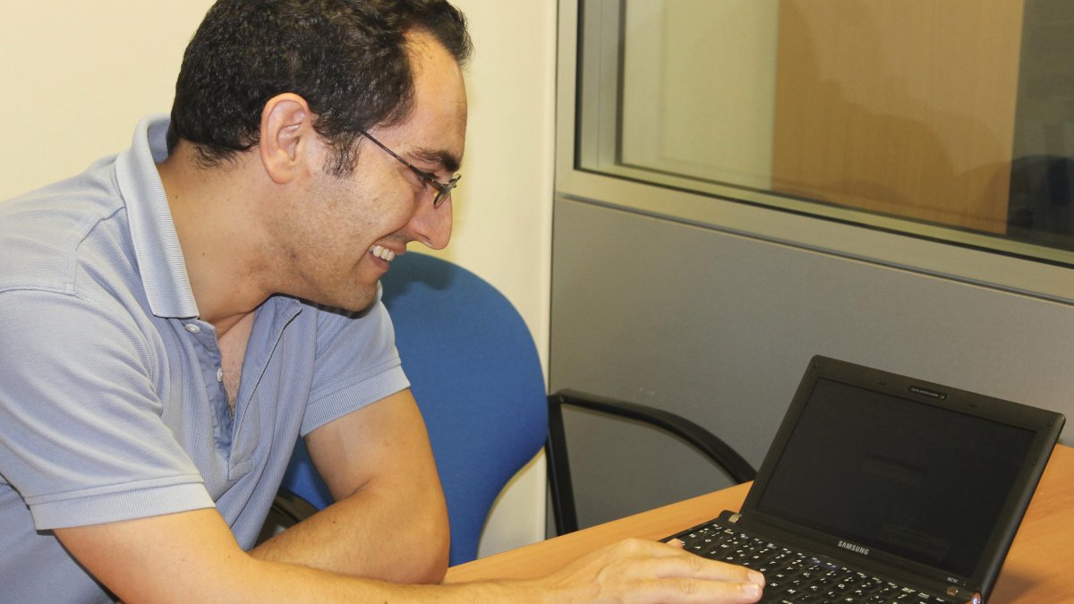 El enfermero Fernando Estévez muestra su app.