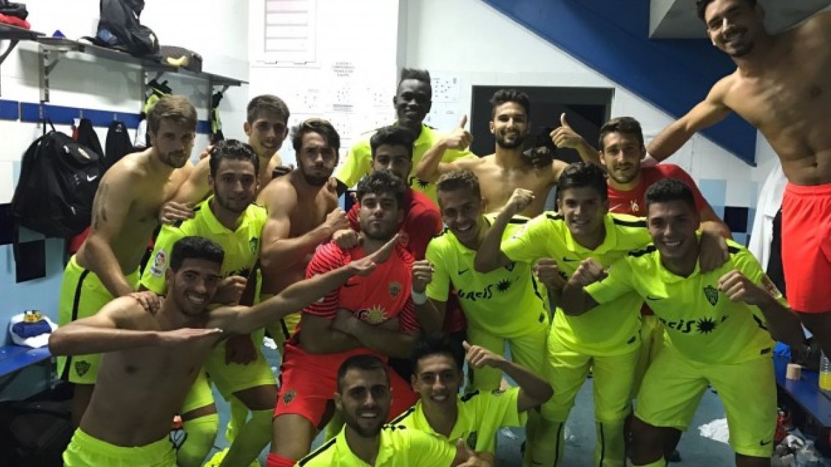 Los jugadores del filial celebrando el triunfo en Melilla.