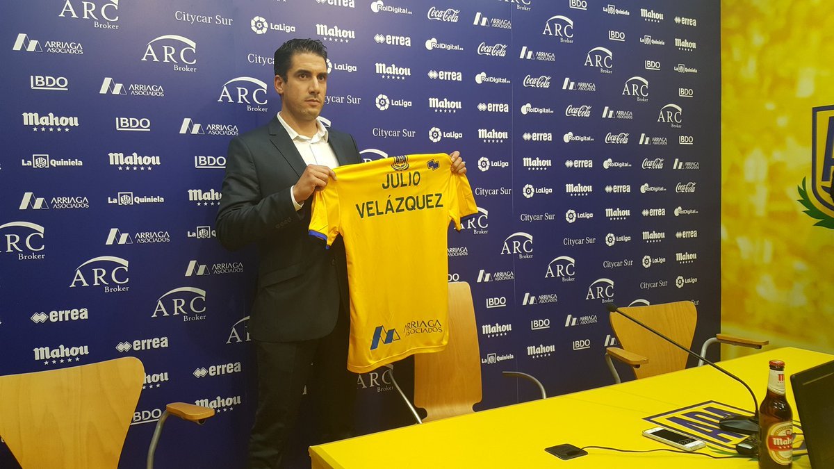 Julio Velázquez en su presentación.