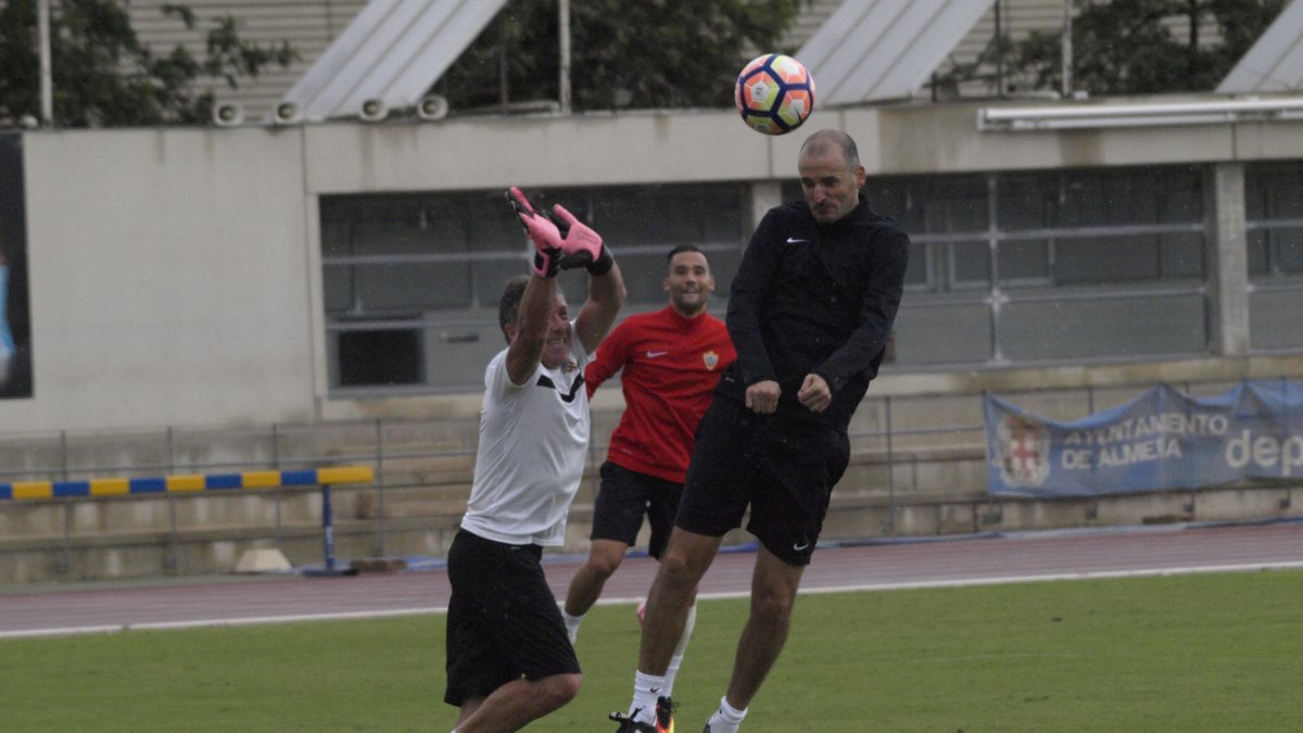 Soriano rematando de cabeza sobre Ángel Férez.