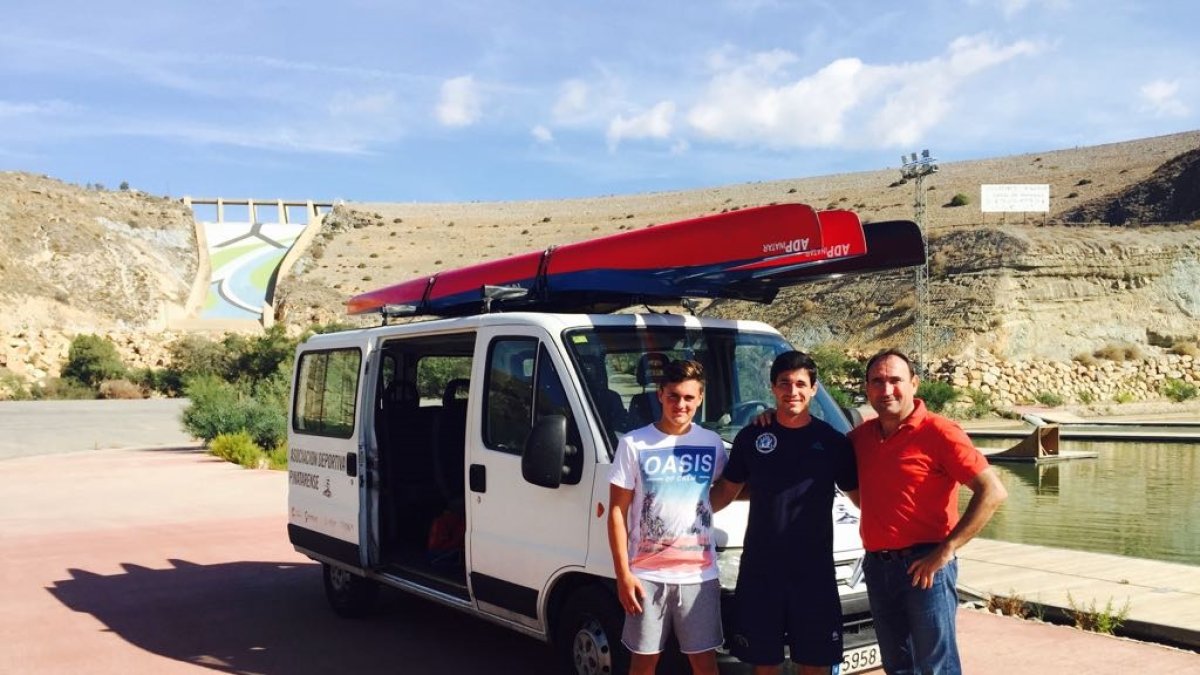 El concejal de Cuevas junto a deportistas del equipo de Dragon Boat