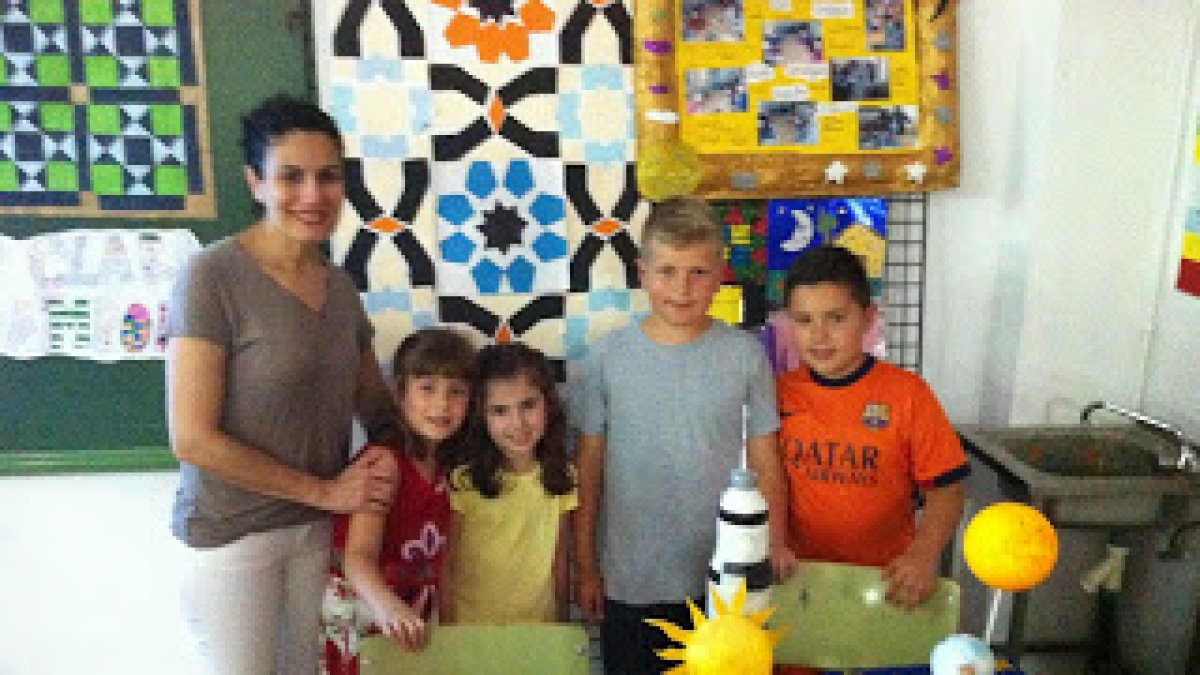 Sofía Deza, directora del centro, con los entrevistadores.