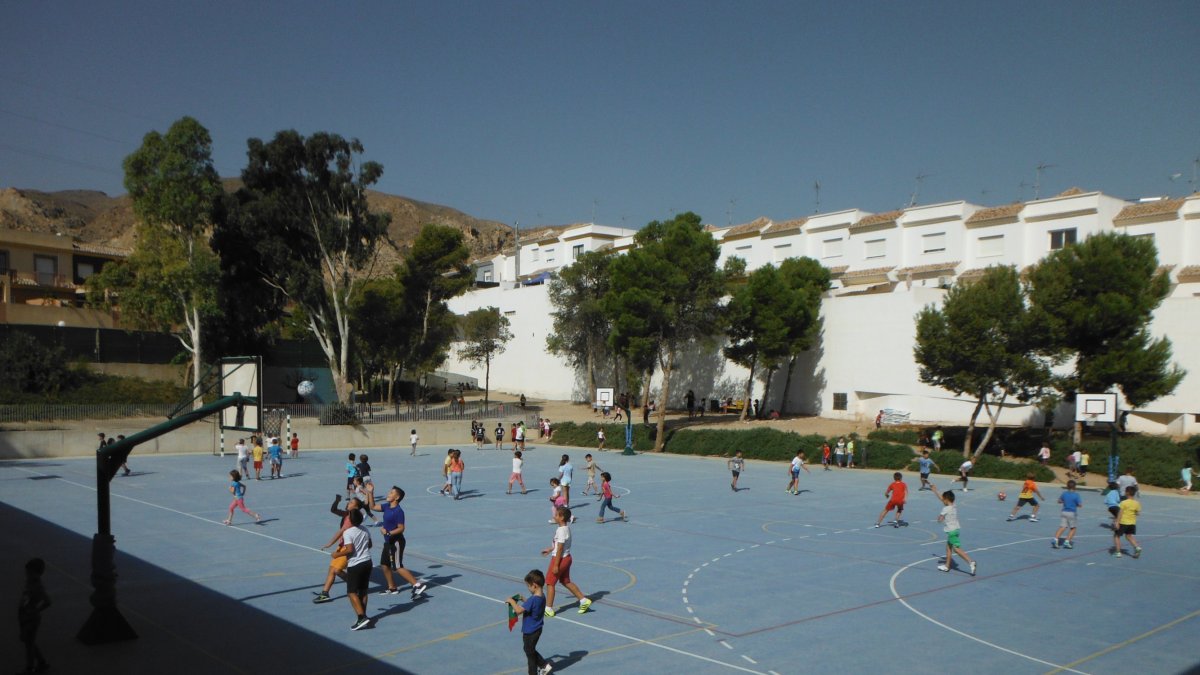 Hay una gran variedad de juegos y actividades durante la media hora de recreo.