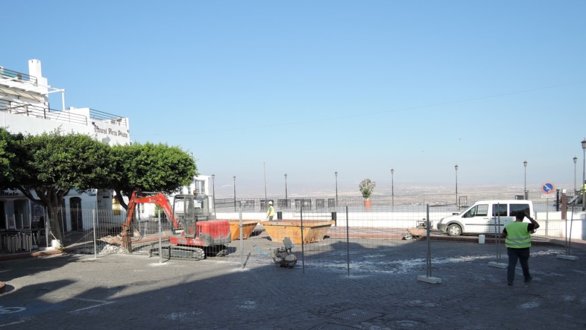 Primeros trabajos para la demolición de la Plaza Nueva.