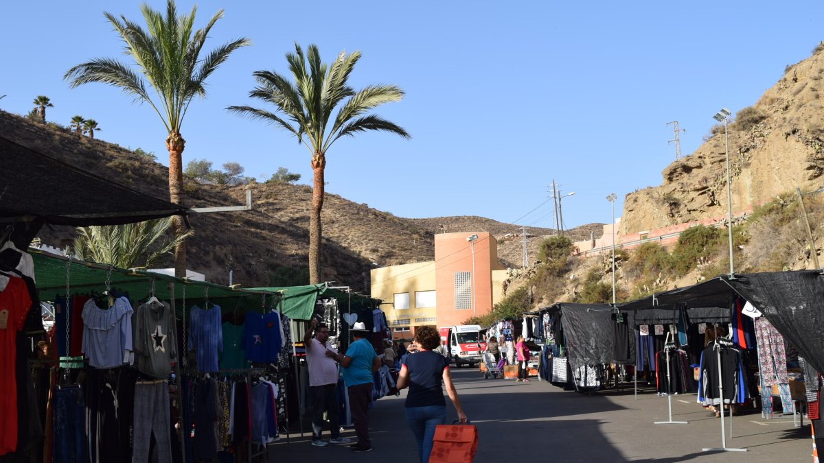 El mercadillo se monta actualmente en la explanada del Auditorio al Aire Libre.