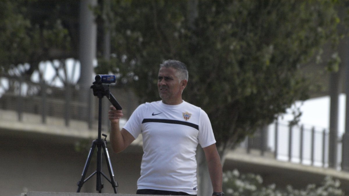 Pepe Morales grabando el entrenamiento.