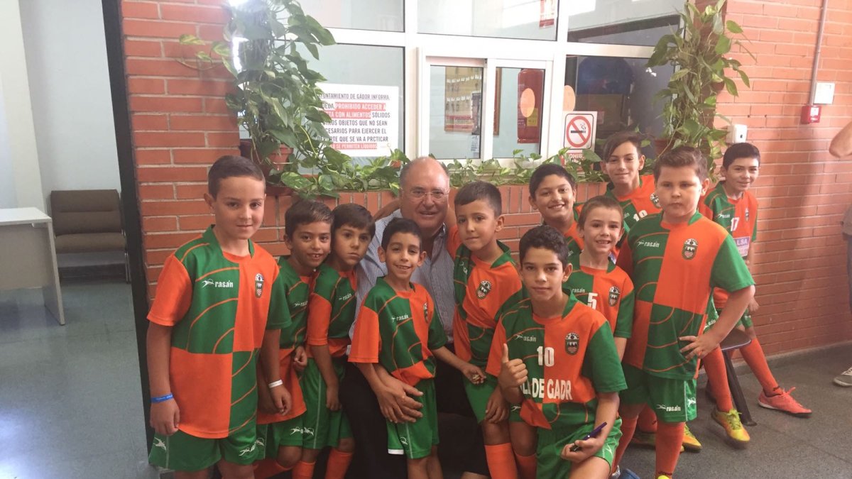 Eugenio Gonzálvez rodeado de sus pequeños futbolistas.