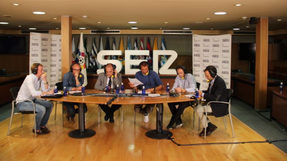 El Larguero en la sede de la Liga Profesional.