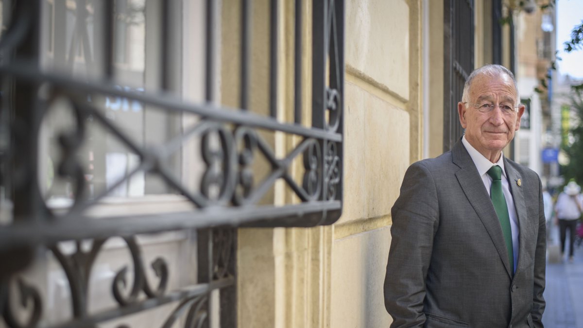 Gabriel Amat posa para esta entrevista en la calle Navarro Rodrigo de la capital