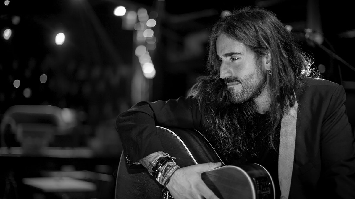 Andrés Suárez actúa este viernes 14 en Almería.