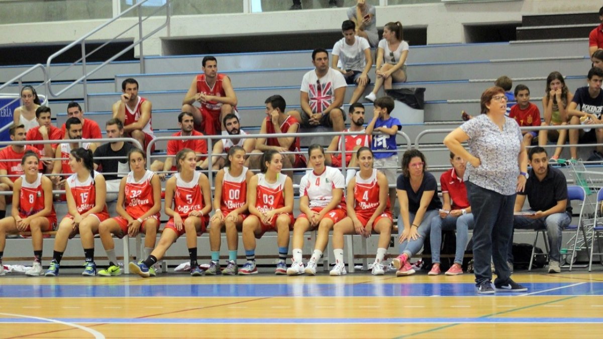 Pilar López Alcoba dando instrucciones a sus jugadoras.