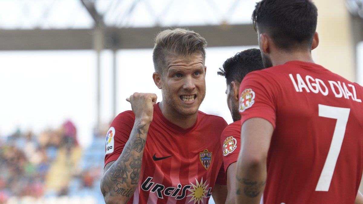 Morcillo señalando de donde vienen.