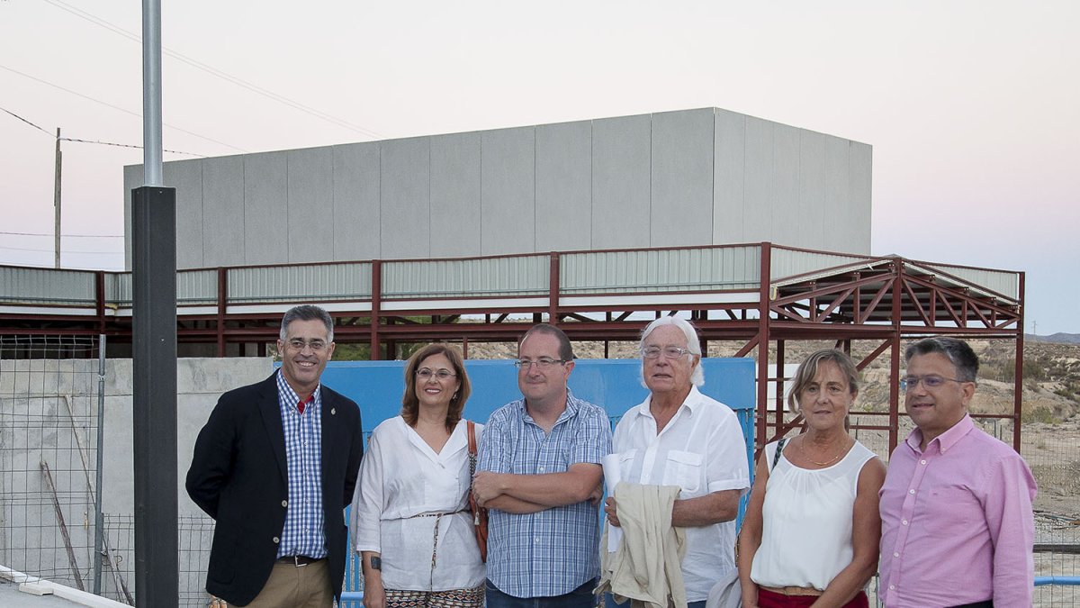 Pérez Siquier frente a las obras de ‘su’ centro.