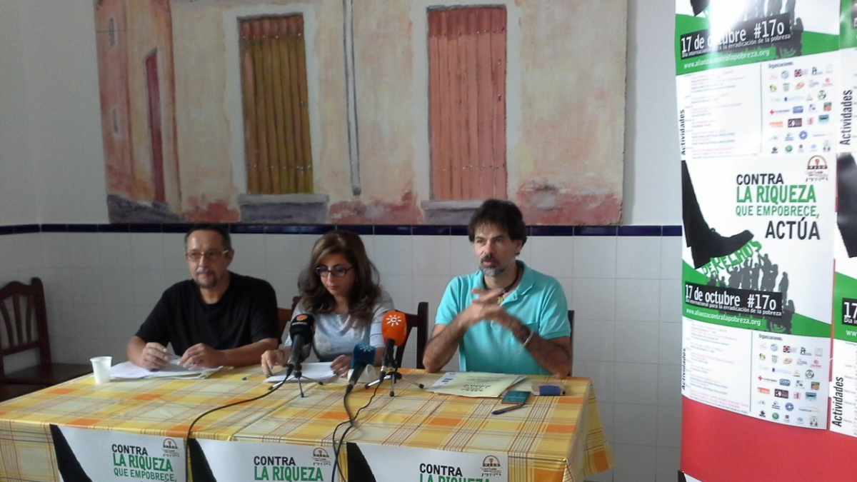 Juan Miralles, de Almería Acoge,María del Mar Ruiz, de Codenaf, y Luis Antonio Rodríguez, de Cáritas.