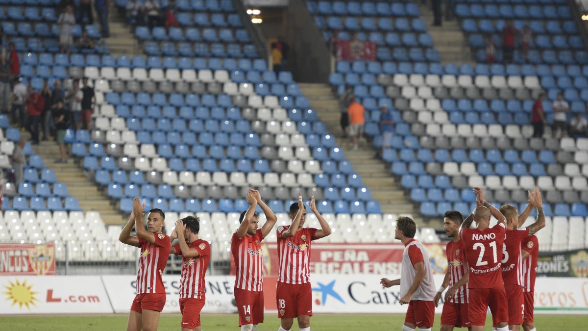 Los jugadores agradecieron el apoyo de la afición ante el Levante.