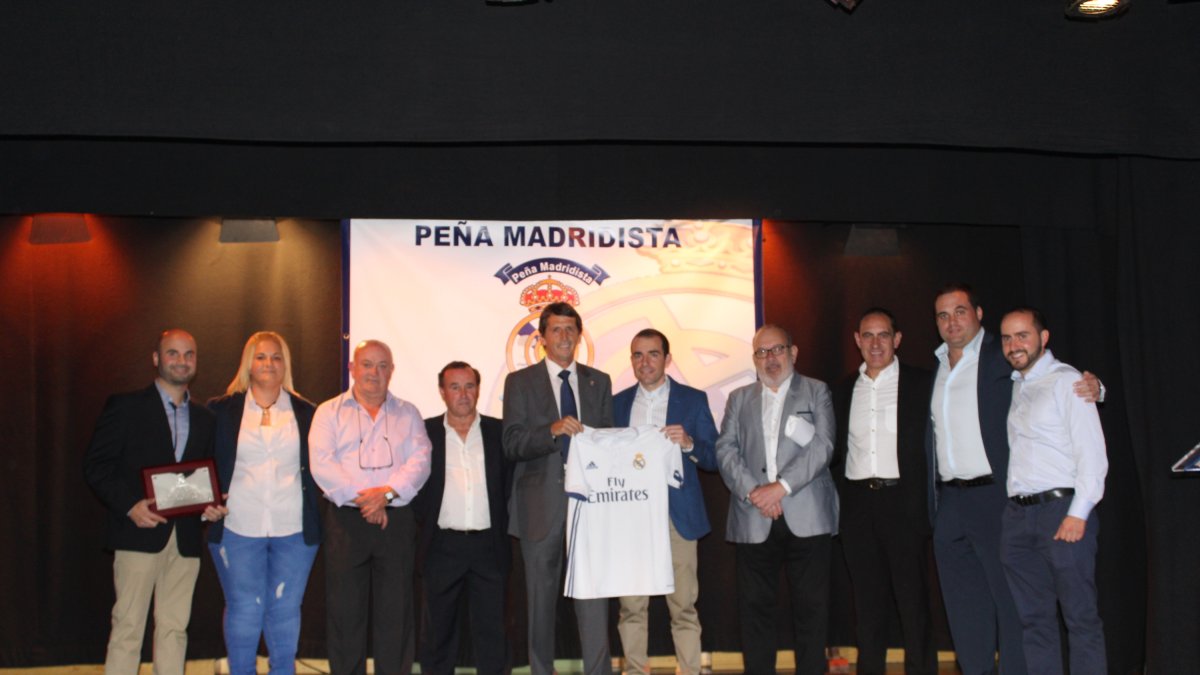 Salguero con la directiva de la Peña Madridista de Abrucena.