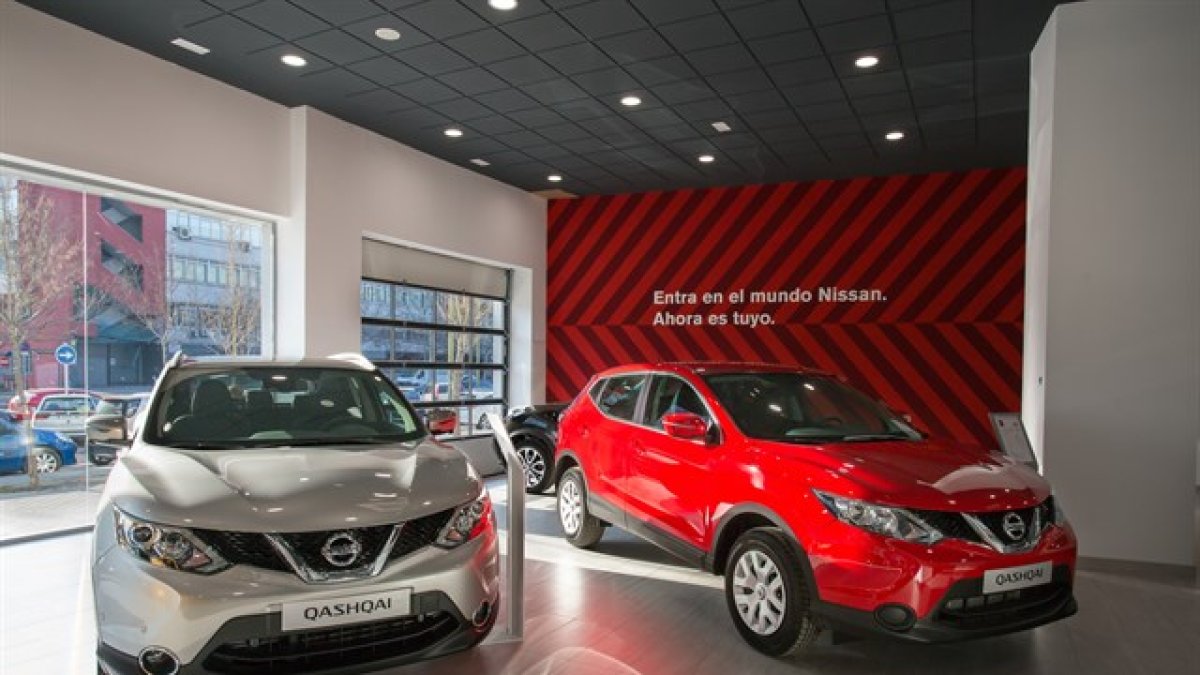 Exposición de coches en un concesionario.