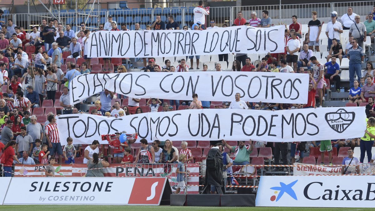 Los aficionados piden un plus al Almería de Soriano.
