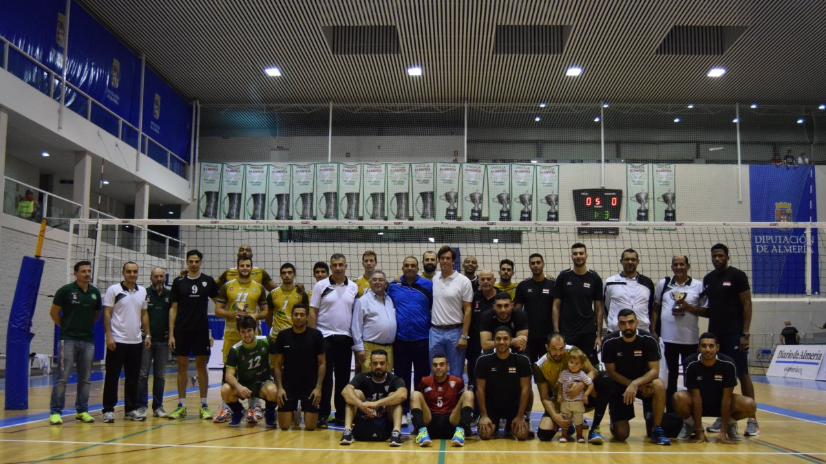 Los dos equipos posan sobre la pista.