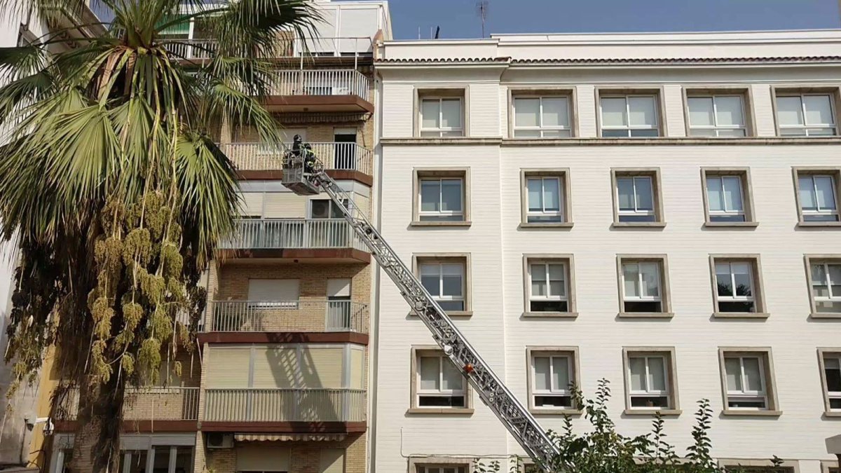Dispositivo de rescate desplegado por los bomberos en el lugar del suceso.