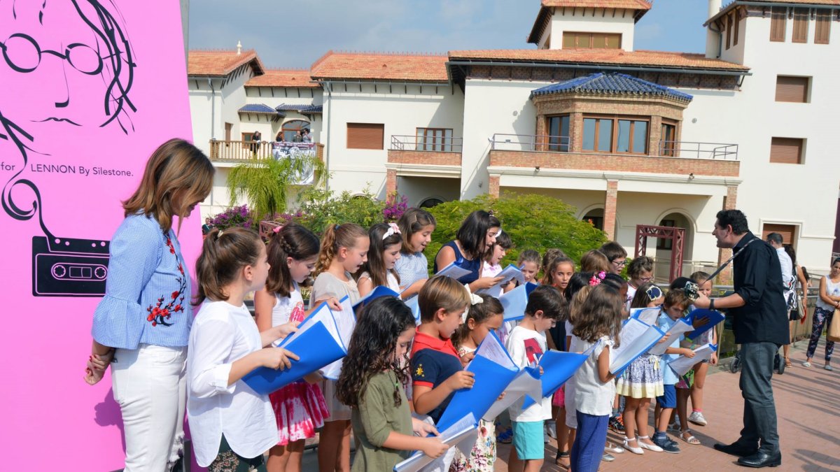 La concejala de Cultura, Ana Martínez Labella, junto a la coral infantil, dirigida por el profesor David Miralles.