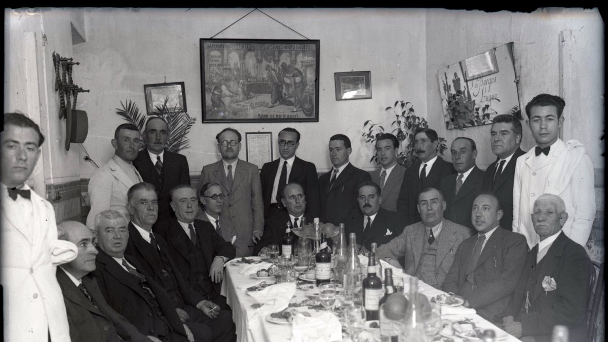 Uno  de los reservados del restaurante Puerta Real, en la calle Marín. El segundo de pie por la derecha, su propietario, Antonio Rodríguez Sánchez.