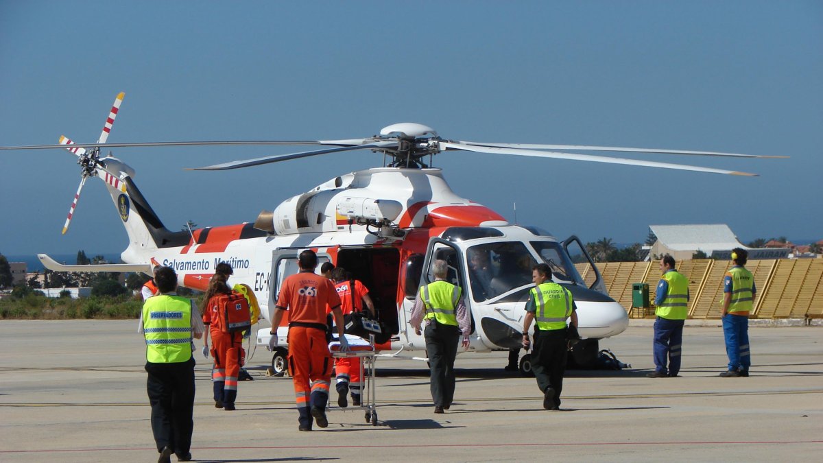 Personal del 061 y de seguridad durante una operación de emergencia sanitaria en el Aeropuerto de Almería.