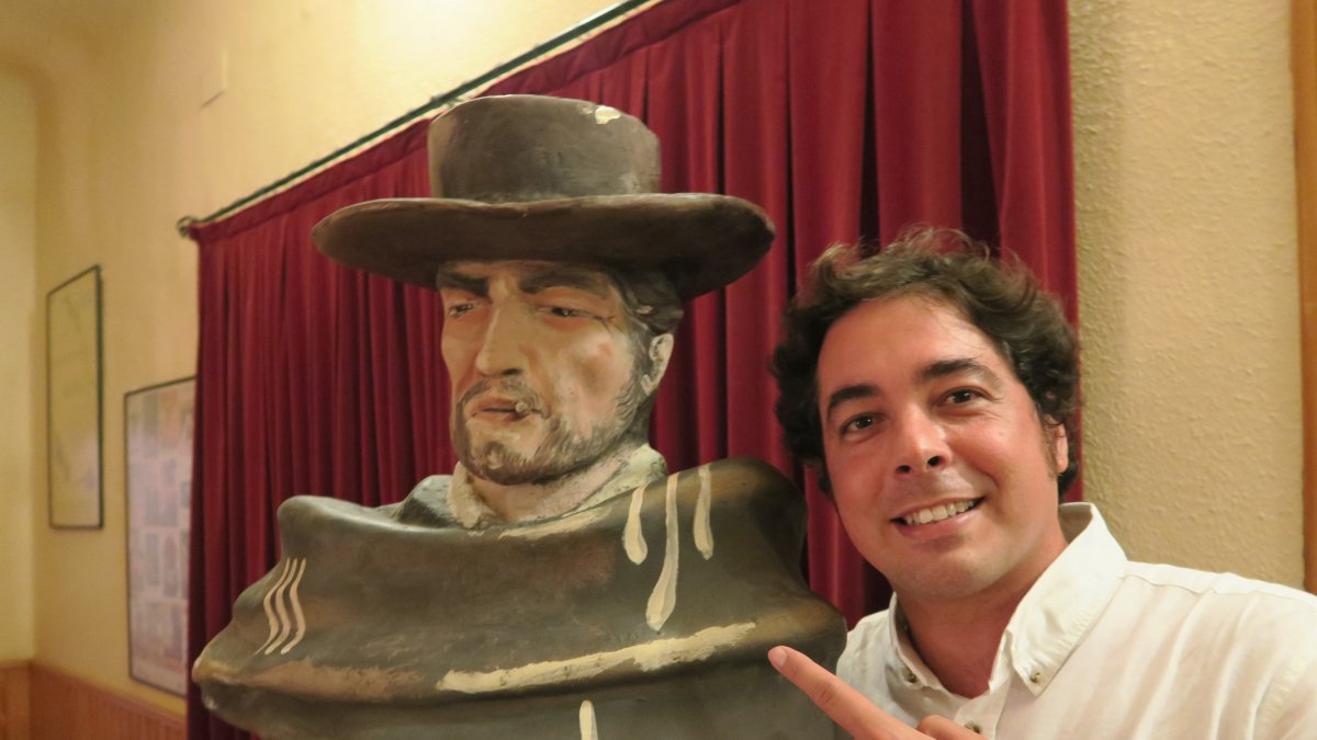 Juan Gabriel García, junto a una imagen de Clint Eastwood en Tabernas. (Foto: Juanen Pérez Miranda)