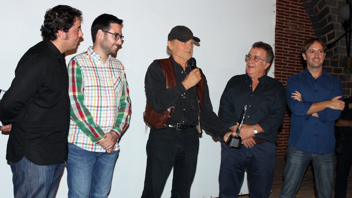 Terence Hill, recogiendo el galardón junto a Juan Gabriel García, conductor del acto; José Díaz, alcalde de la localidad;  Rafael Molina, propietario