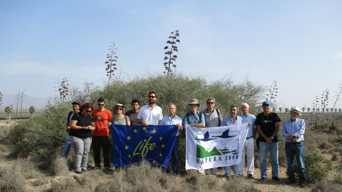 Organizadores, ponentes y asistentes a las jornadas de divulgación realizadas ayer en los azufaifares del Toyo.
