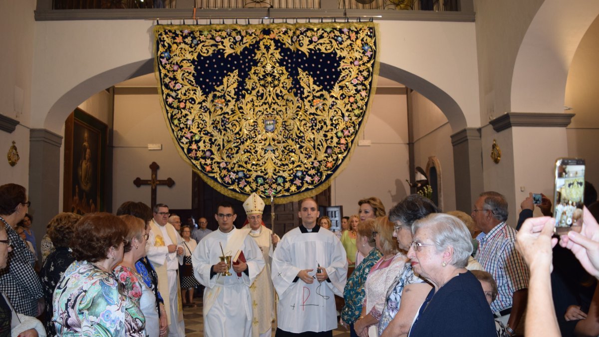 El obispo, Adolfo González Montes, ha bendecido el manto de la Virgen del Rosario bordado por las Camareras de la Virgen, en el taller de bordados re