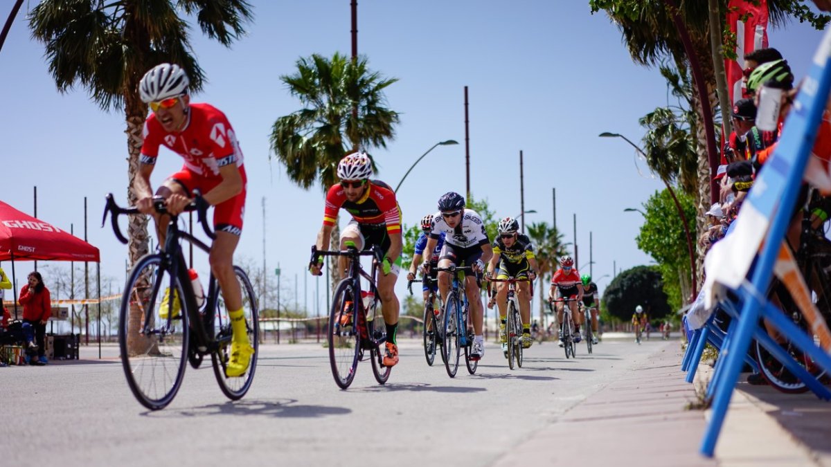 Ciclismo del bueno en Roquetas de Mar.
