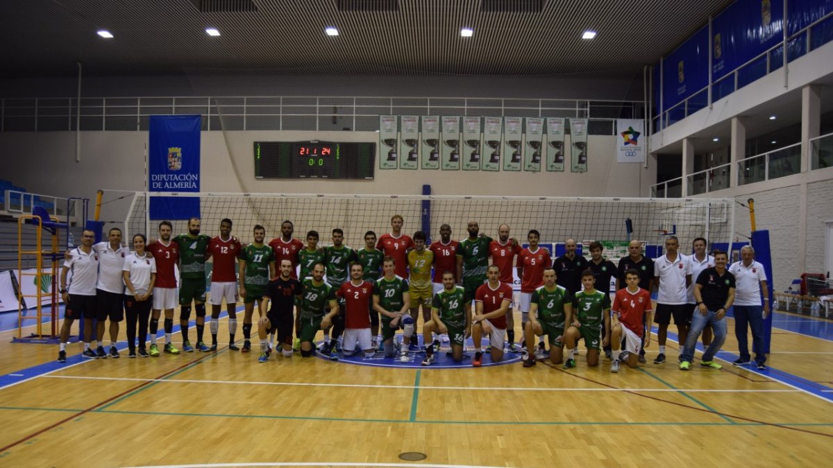 Unicaja y benfica posan en la pista del Moisés Ruiz.