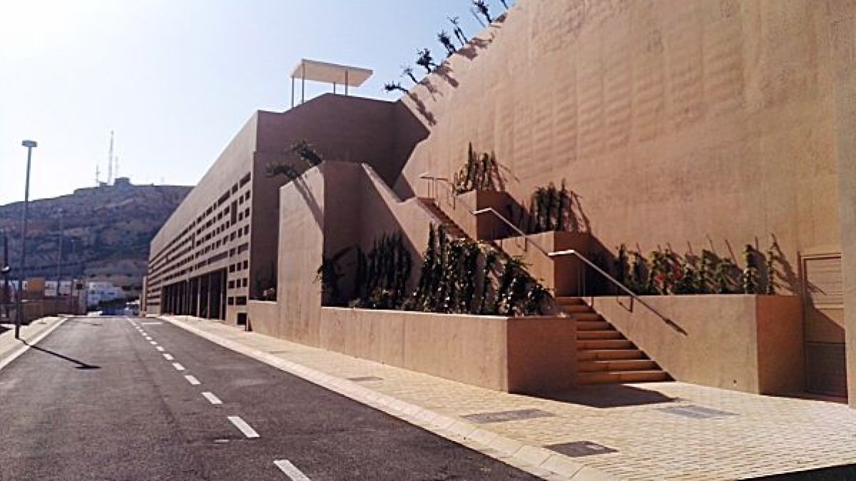 Entrada del edificio del Mesón Gitano