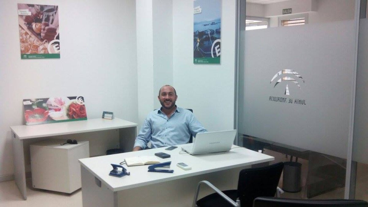 El empresario en su oficina ubicada en el CADE de Vícar.