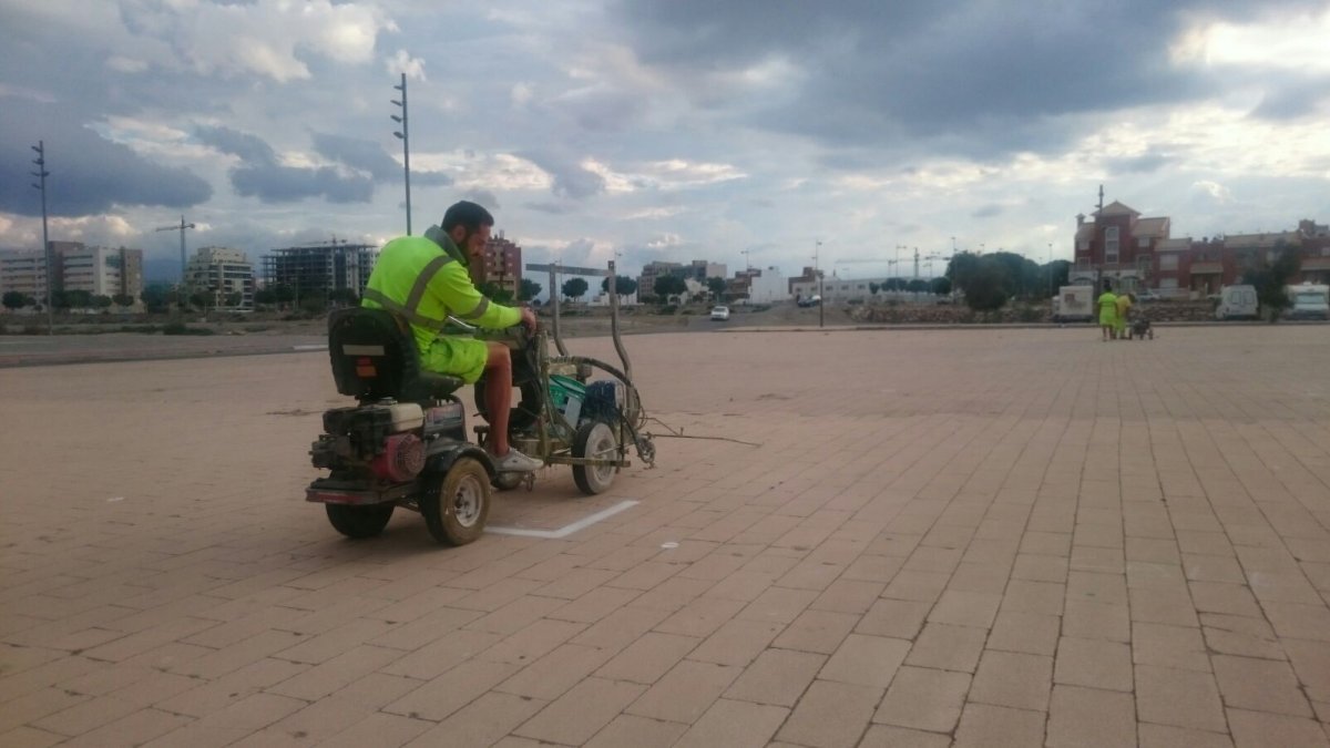 Labores de pintado de las parcelas.
