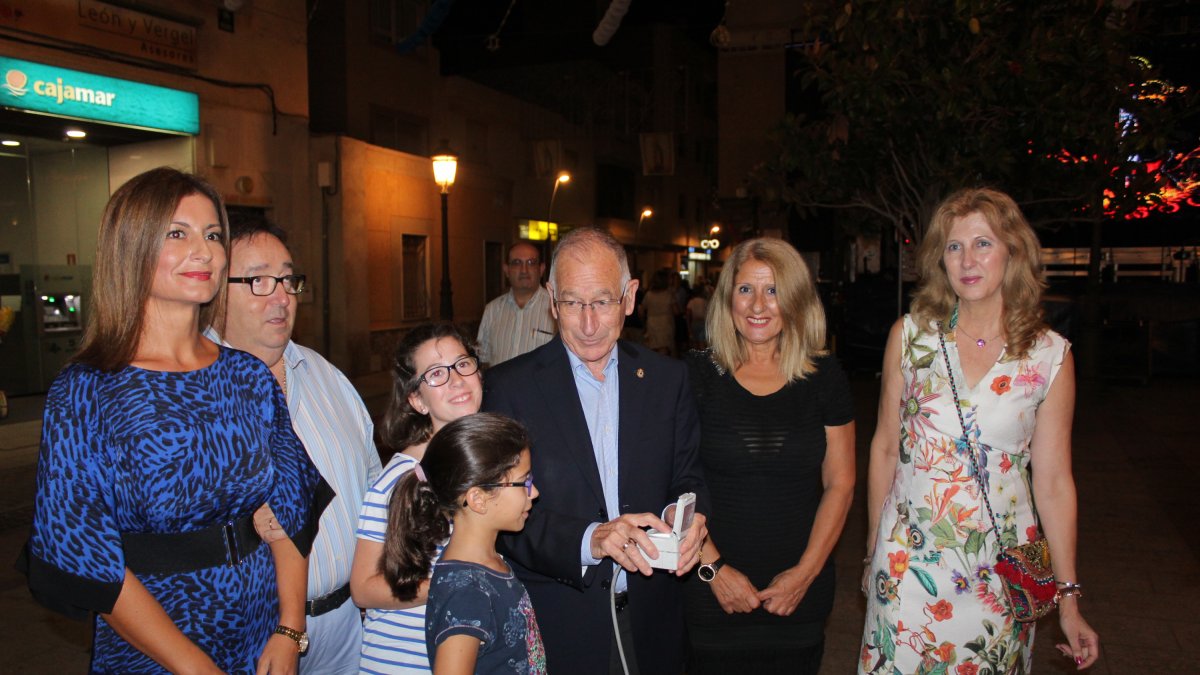 Gabriel Amat, alcalde-presidente del Ayuntamiento de Roquetas de Mar, fue el encargado de inaugurar el encendido extraordinario de las Fiestas Patron