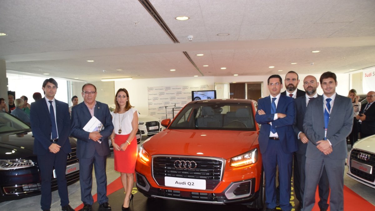 El Equipo de Grupo Vera Import junto al nuevo modelo SUV de Audi.
