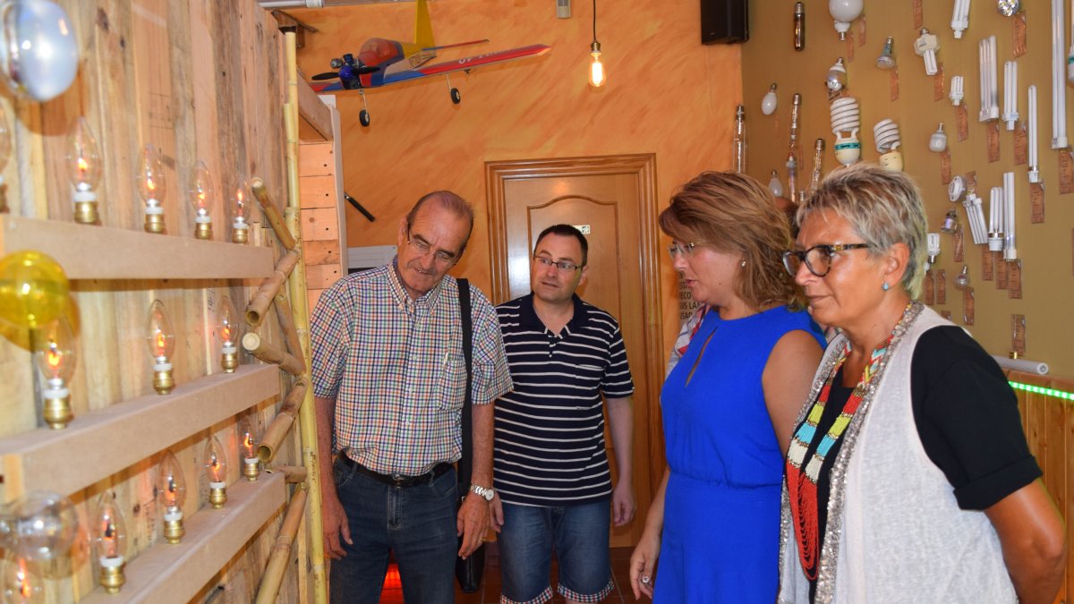 La alcaldesa observa sorprendida uno de los espacios del museo.