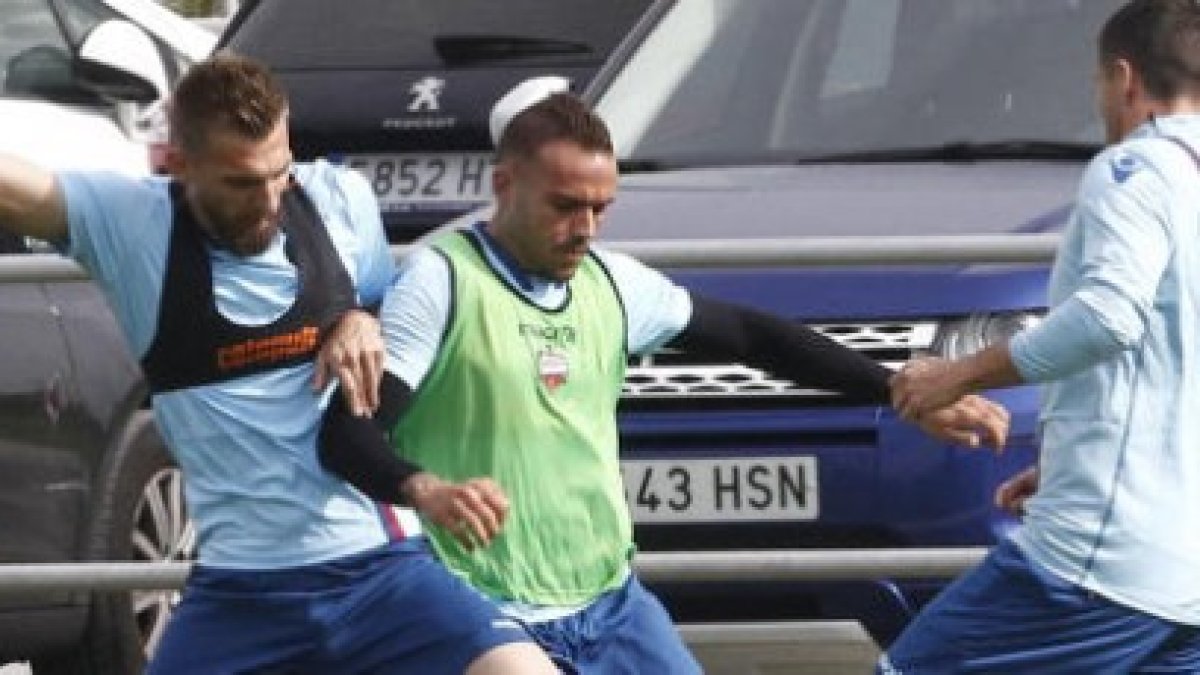 Muñiz se queda sin delanteros para el Almería.