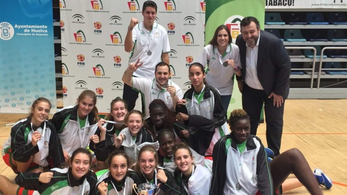 El delegado Cara con las chicas de Almería.