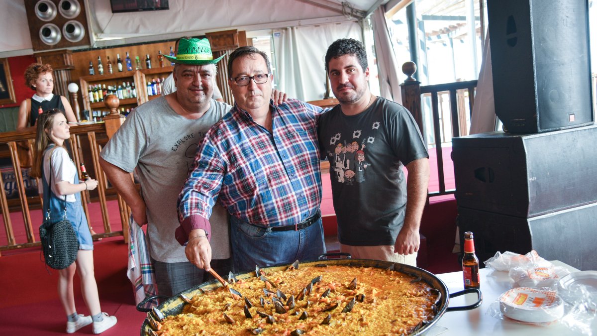 El concejal José Juan Rubí junto a vecinos del municipio de Roquetas, disfrutando de la Feria del Mediodía.