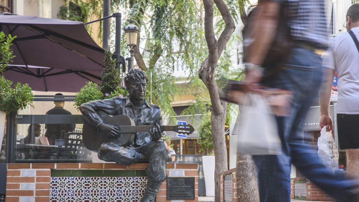 La estatuta de Lennon en la Plaza Flores de la capital será el inicio del pasacalles.