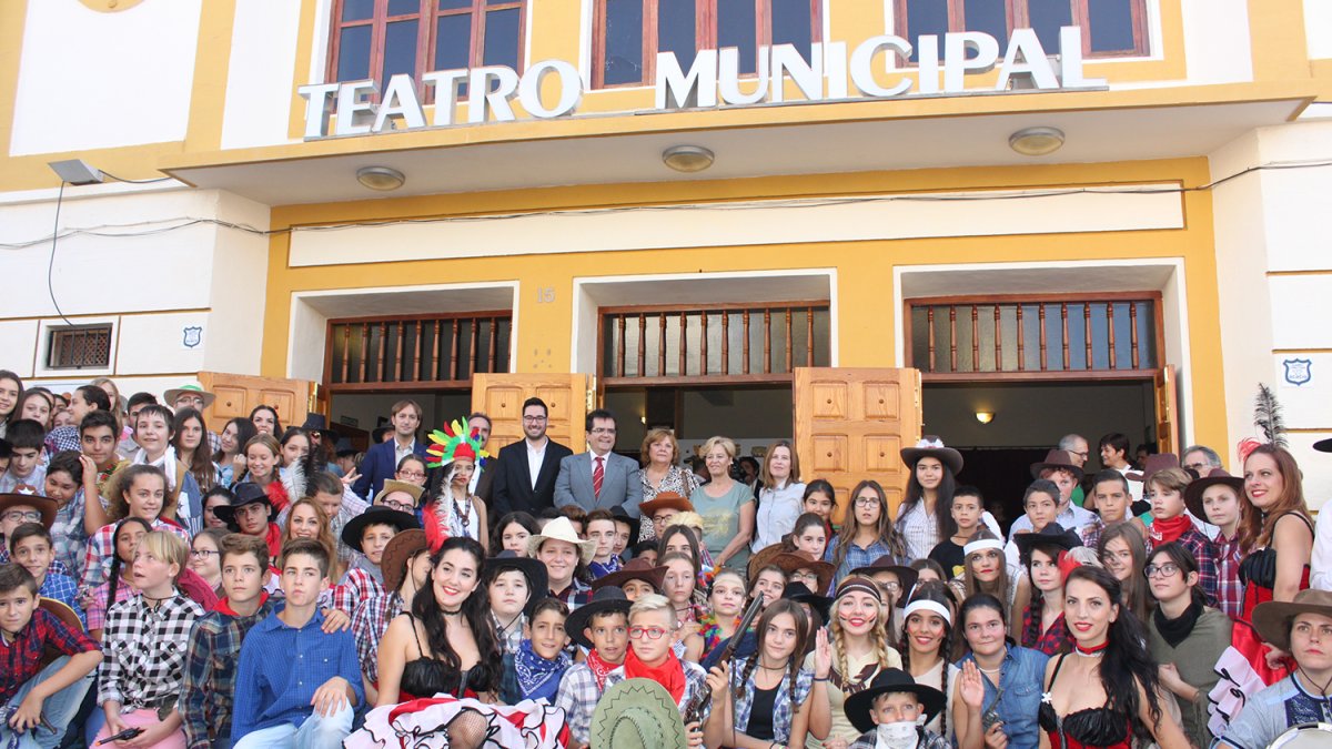Comitiva, desfile y autoridades en el Teatro Municipal.