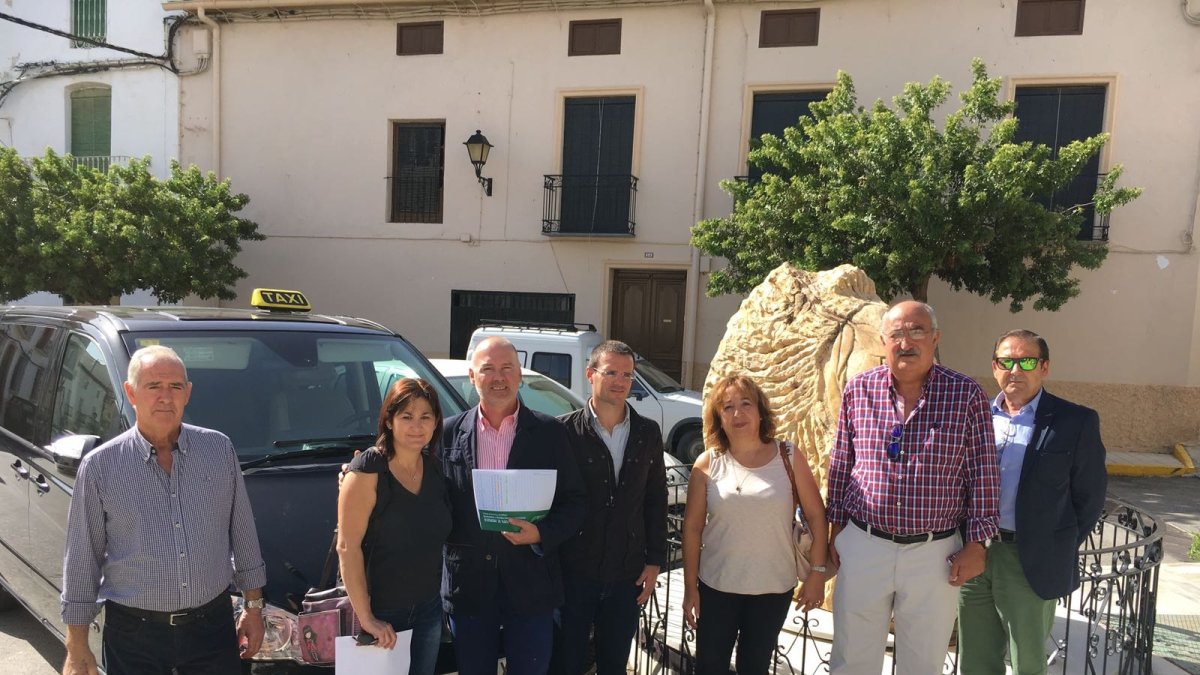 El delegado de Fomento, junto a los taxistas y representantes municipales.