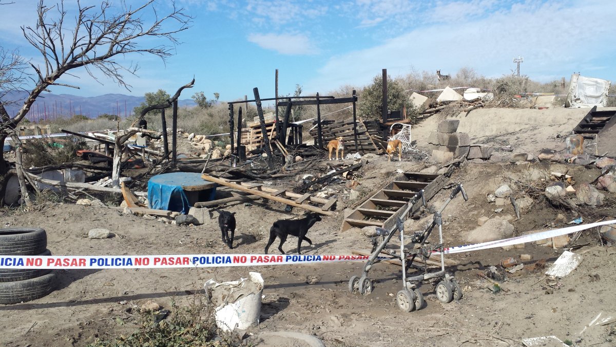 Chabola acordonada tras el incendio.