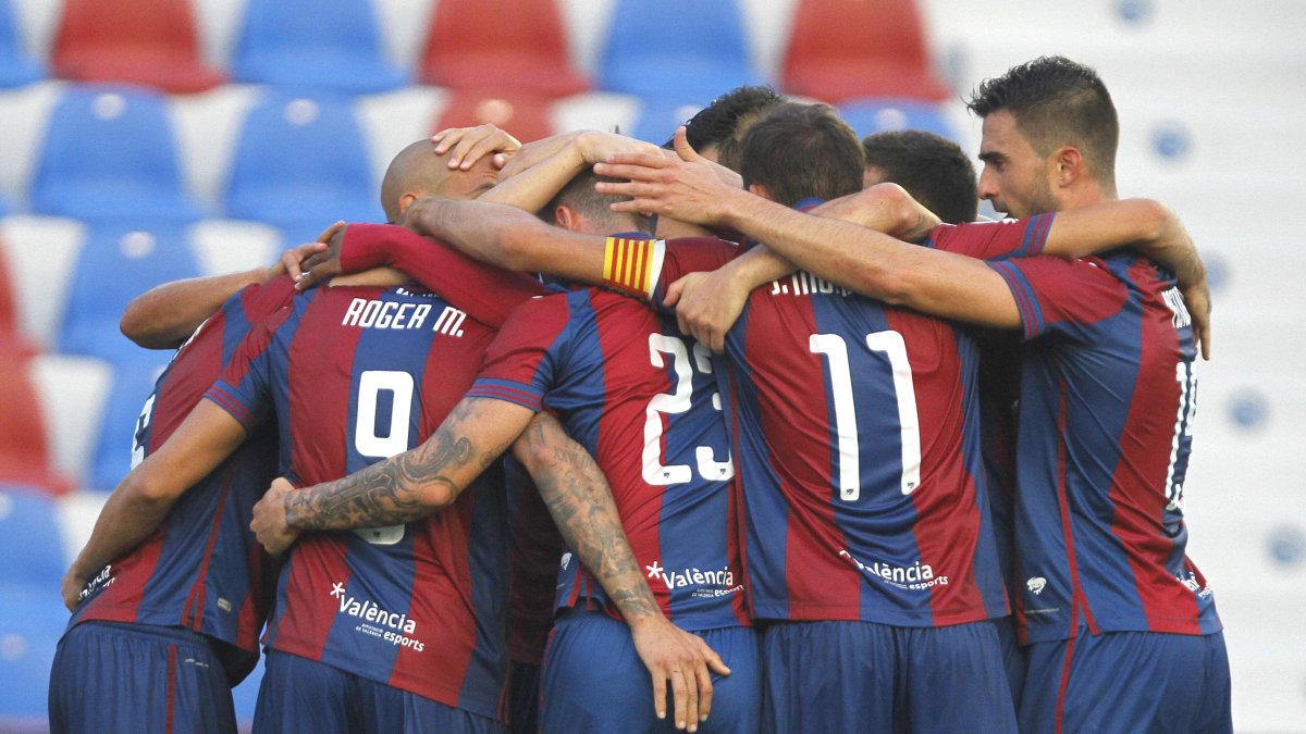 Los jugadores del Levante celebran un gol.