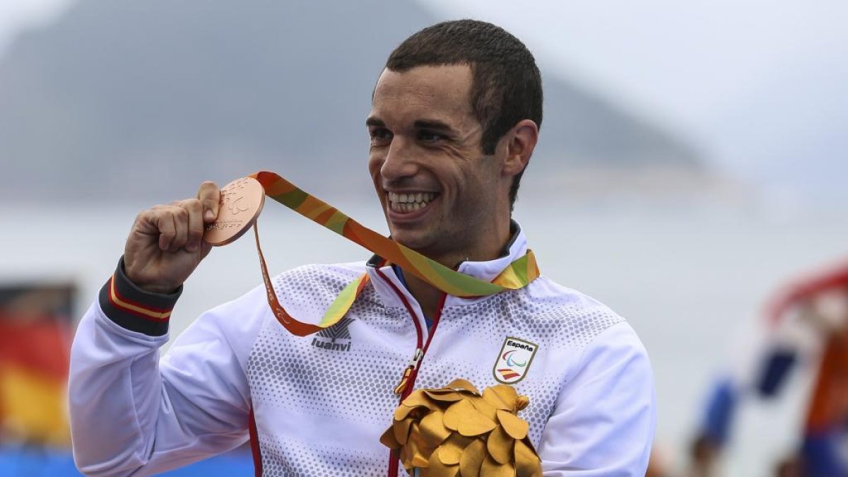 Jairo Ruiz luciendo su medalla olímpica.